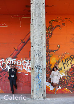 Hochzeitsfotos Galerie - Paar vor einer Wand
